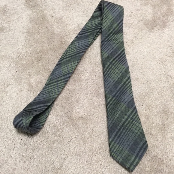 💙2/$20 Grey and green Calvin Klein tie - Picture 2 of 3
